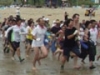 海に向かって駆け出す参加者